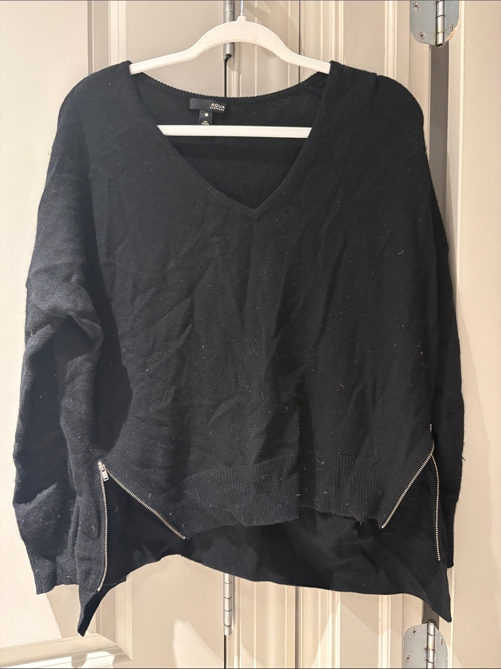 Aqua Black V-Neck Zip-Hem Cashmere sweater